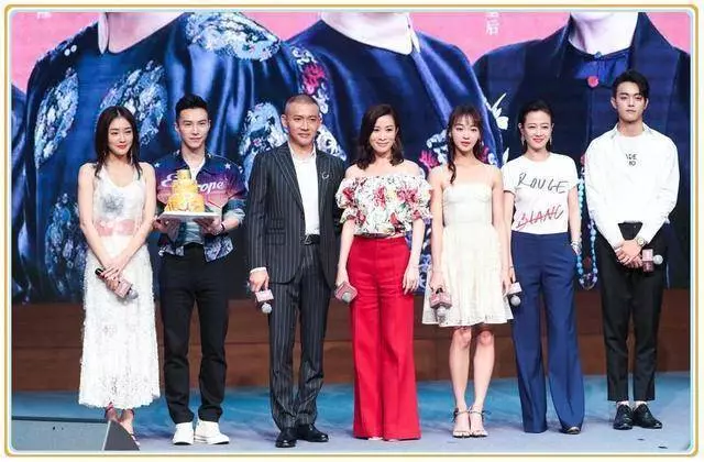 43歲佘詩曼撞衫26歲迪麗熱巴,明明相差17歲,兩人同穿印花一字肩卻氣質爆棚,網友:凍齡只服佘詩曼…
