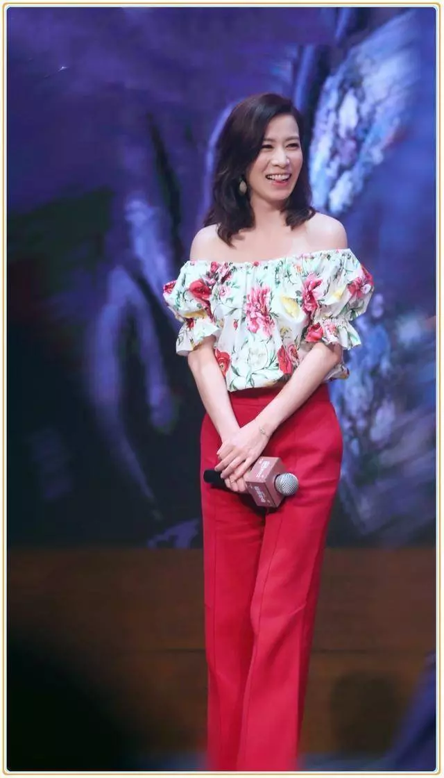 43歲佘詩曼撞衫26歲迪麗熱巴,明明相差17歲,兩人同穿印花一字肩卻氣質爆棚,網友:凍齡只服佘詩曼…