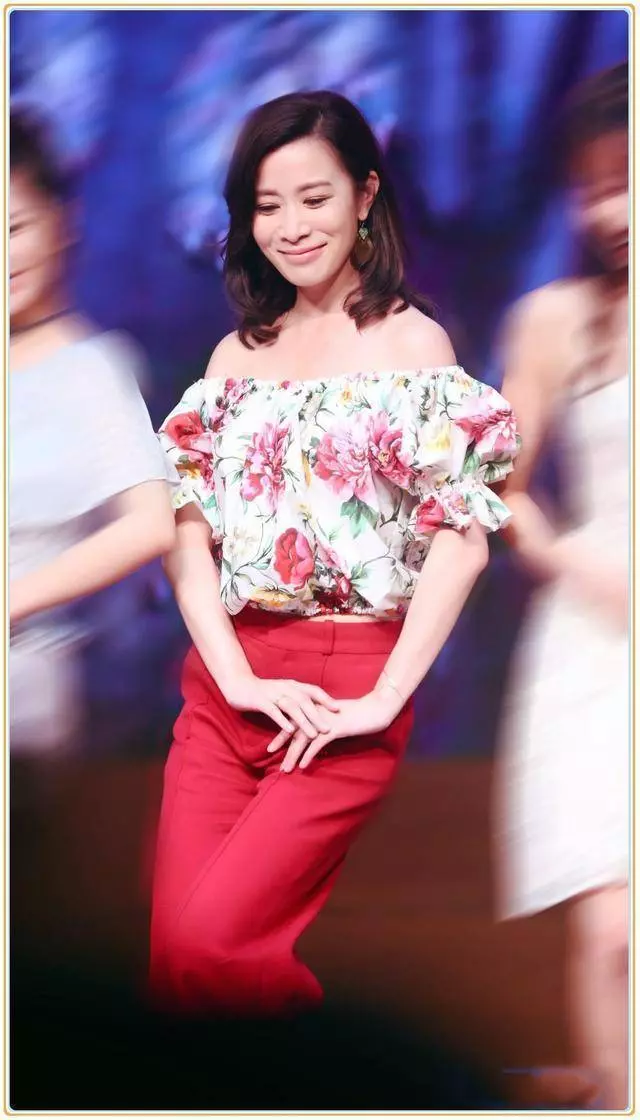 43歲佘詩曼撞衫26歲迪麗熱巴,明明相差17歲,兩人同穿印花一字肩卻氣質爆棚,網友:凍齡只服佘詩曼…