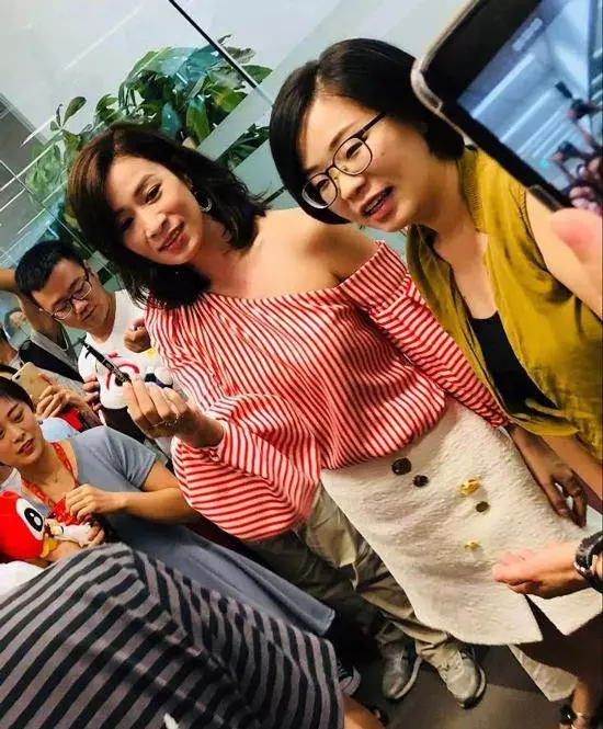 路人拍的佘詩曼,穿衣已經很顯胖了,一雙「牙籤腿」我看了害怕
