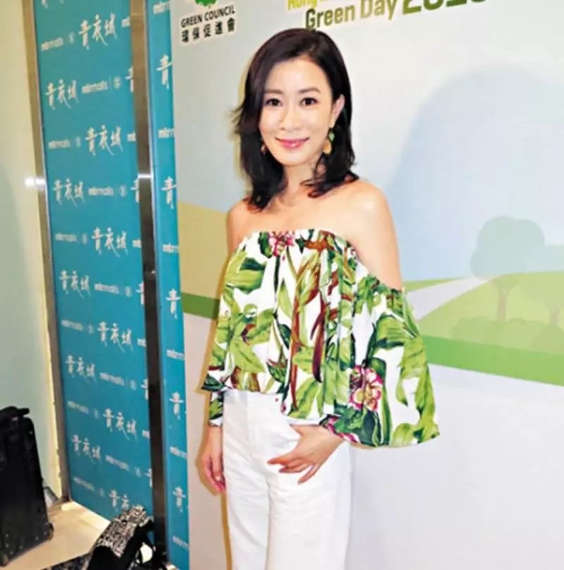 路人拍的佘詩曼,穿衣已經很顯胖了,一雙「牙籤腿」我看了害怕
