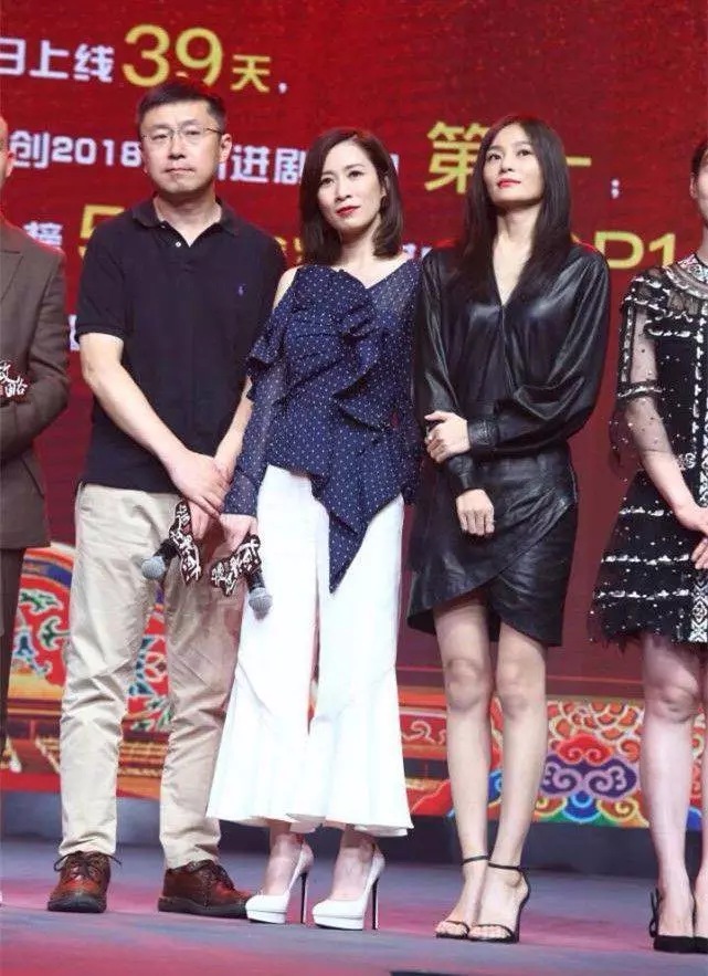 路人拍的佘詩曼,穿衣已經很顯胖了,一雙「牙籤腿」我看了害怕
