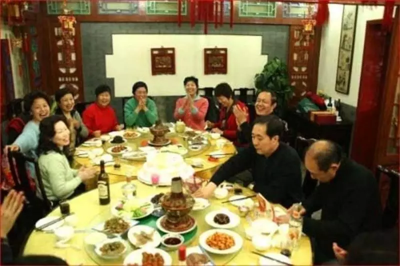 我帶著殘疾丈夫去同學會,大夥都在嘲笑他,丈夫頓時端酒杯露出手腕,眾人當場變臉