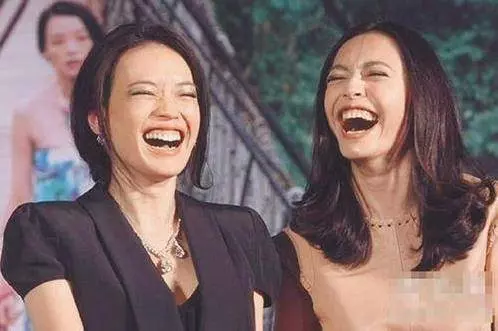 【爆笑】老公淩晨三點回來,老婆拉下老公的褲子滴了幾滴水…發現水珠跟皮膚不接觸,馬上和老公鬧離婚