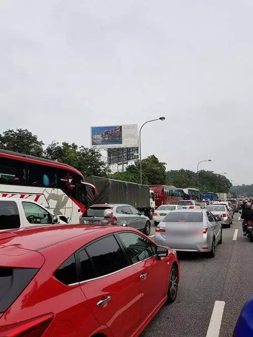新加坡國慶假日 車潮湧入新山 - 大馬最贊