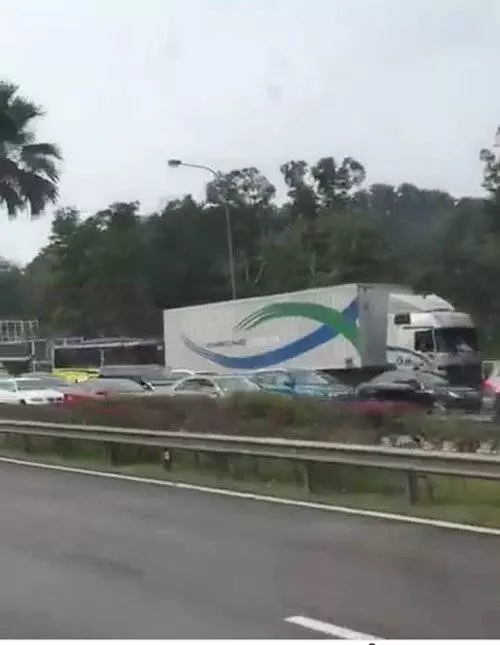 新加坡國慶假日 車潮湧入新山 - 大馬最贊