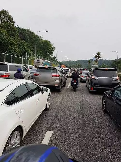 新加坡國慶假日 車潮湧入新山 - 大馬最贊
