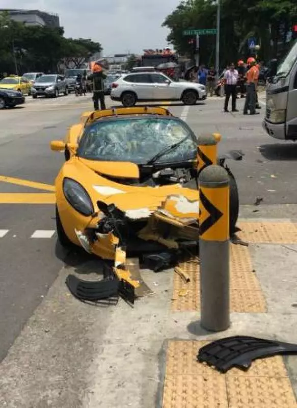 「蓮花」撞摩哆 車毀人輕傷