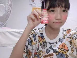 正妹偶像玩直播結果意外有福利, 網:太不小心了 -