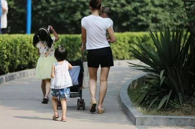 丈夫進城當保安後,每個月往家裡寄錢,某天我帶著女兒去找他,見面後我愣了