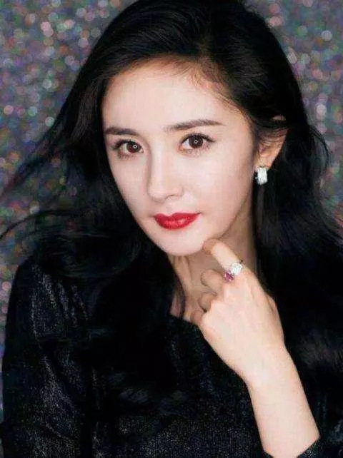 美人都是從小美到大的,看完楊冪娜扎熱巴,果然童話里都是騙你的