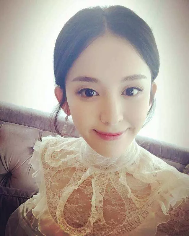 美人都是從小美到大的,看完楊冪娜扎熱巴,果然童話里都是騙你的