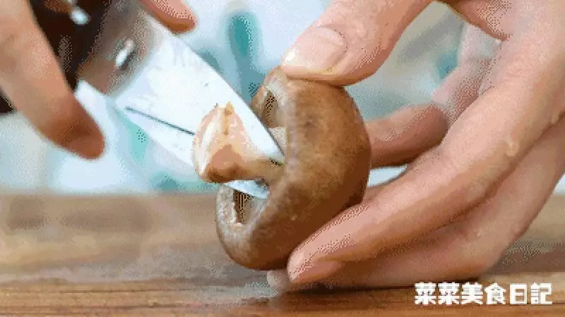 入秋後的秋刀魚,口感緊實肥美,用這個法子燒好吃百倍