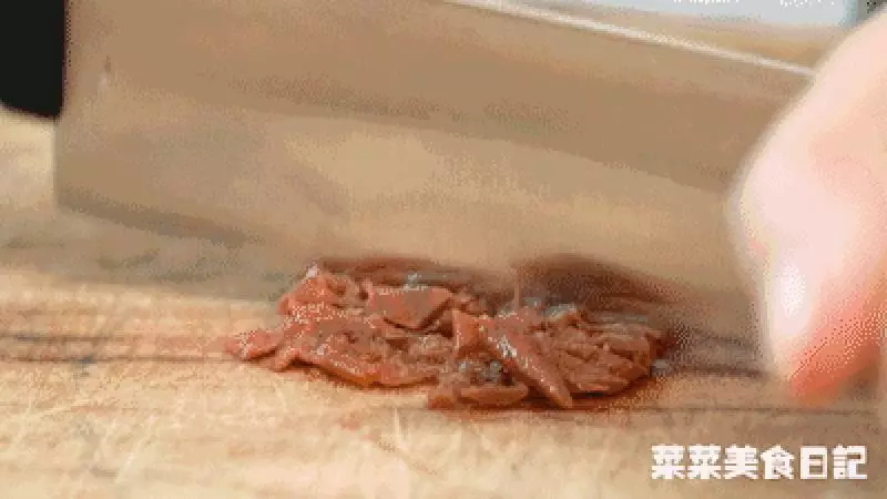 入秋後的秋刀魚,口感緊實肥美,用這個法子燒好吃百倍