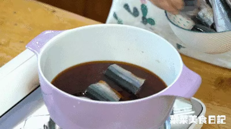 入秋後的秋刀魚,口感緊實肥美,用這個法子燒好吃百倍