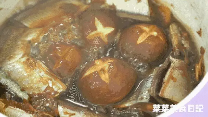 入秋後的秋刀魚,口感緊實肥美,用這個法子燒好吃百倍