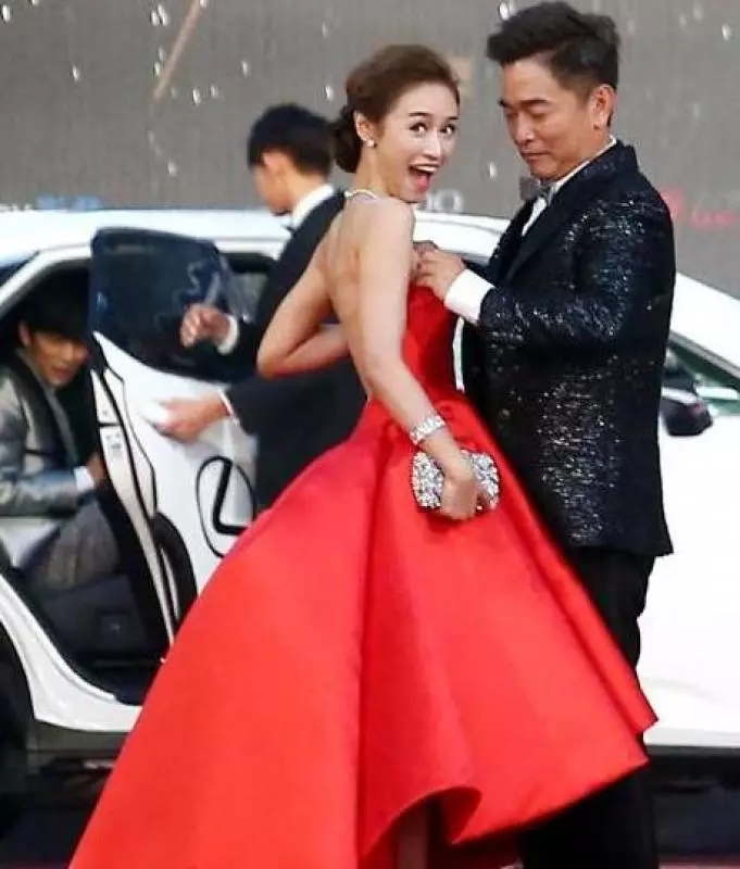 吳宗憲又摟又抱親吻27歲女兒,手還放在了那裡······