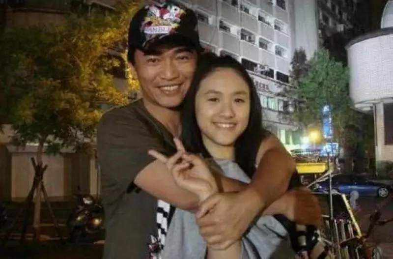 吳宗憲又摟又抱親吻27歲女兒,手還放在了那裡······