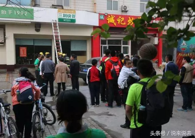 老漢被豪車濺一身水,三天後,他重重刮花同一輛車,車主一分不要