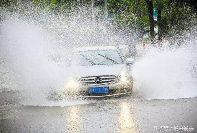 老漢被豪車濺一身水,三天後,他重重刮花同一輛車,車主一分不要