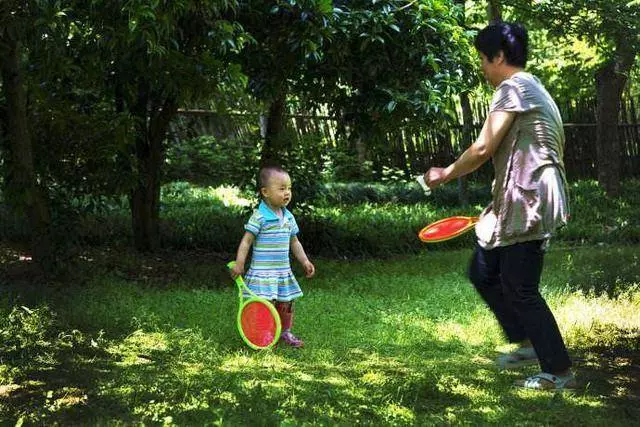 外婆織的毛線鞋我嫌丑扔了,婆婆撿起來發現裡面秘密,我淚流滿面