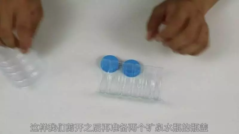 肥皂盒還在花錢買?塑料瓶簡單剪幾刀,做的肥皂盒美觀別緻又實用