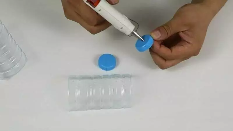 肥皂盒還在花錢買?塑料瓶簡單剪幾刀,做的肥皂盒美觀別緻又實用