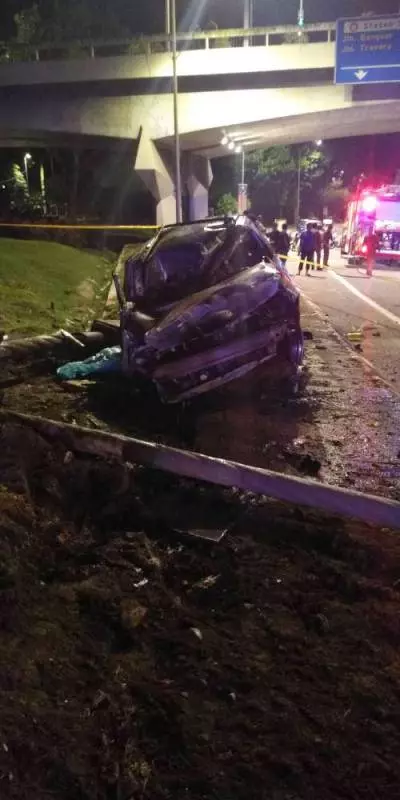 轎車失控起火猛燒,司機逃亡未遂,男子活活被燒死