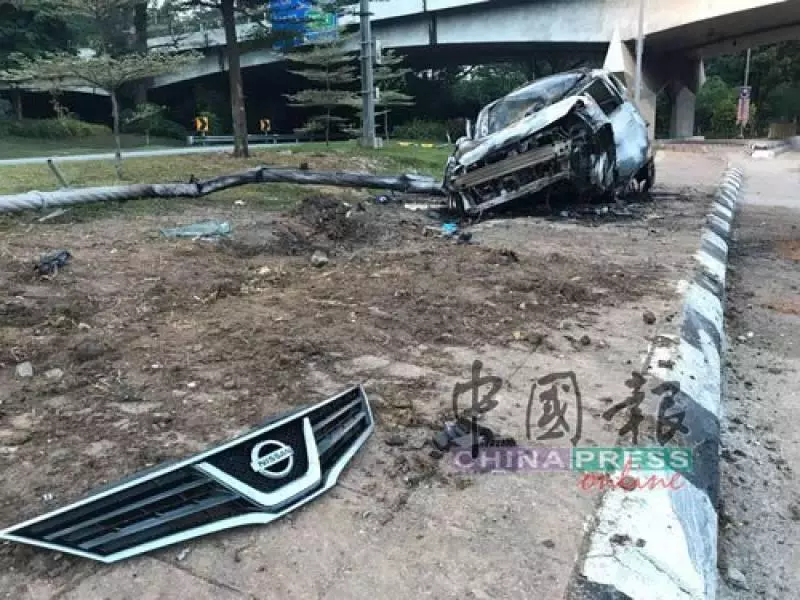 轎車失控起火猛燒,司機逃亡未遂,男子活活被燒死