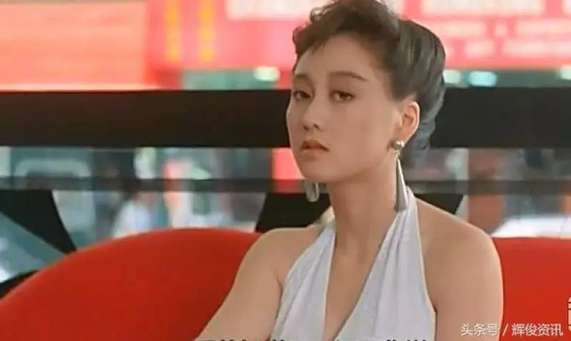 李連杰的老婆利智在餐廳吃飯,單看她的背影就讓人過目不忘