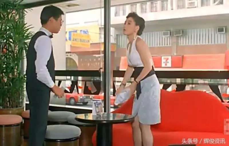 李連杰的老婆利智在餐廳吃飯,單看她的背影就讓人過目不忘