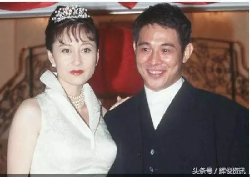 李連杰的老婆利智在餐廳吃飯,單看她的背影就讓人過目不忘