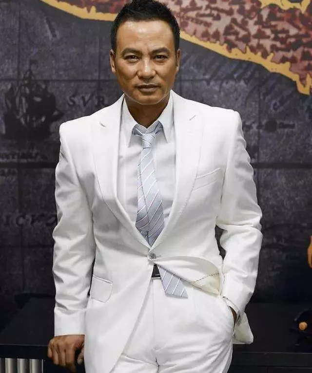 63歲任達華與60歲梁家輝近照對比,網友感慨:兩人妻子差距太大了