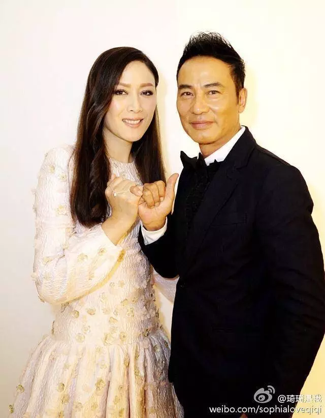 63歲任達華與60歲梁家輝近照對比,網友感慨:兩人妻子差距太大了