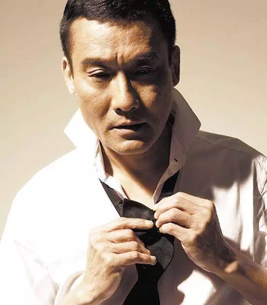 63歲任達華與60歲梁家輝近照對比,網友感慨:兩人妻子差距太大了