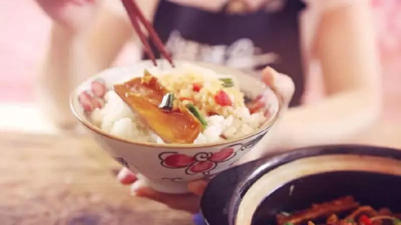 用茄子做的創意砂鍋菜,鮮香入味倍下飯,出鍋後還不怕菜涼