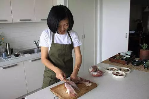 婆婆六十大壽,我挺著大肚子做飯,婆婆說句話,我打掉孩子離婚了