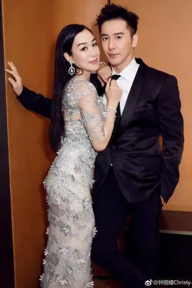 同樣是姐弟戀,鍾麗緹每天打排卵針,而他跪求老婆保重身體別再生了