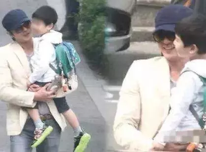 明星接孩子放學,陳小春溫馨,李小璐只顧玩手機,她卻被質疑作秀