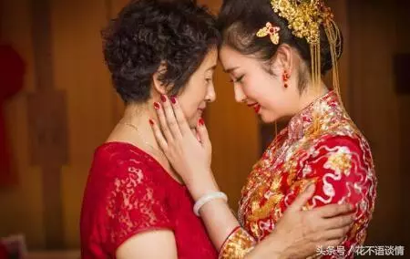 女兒結婚,繼母給十萬嫁妝,婚後三天回門,女兒看到繼母淚流不止