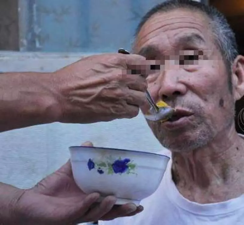 爸爸臨終前給兒子留了50萬,但女兒那方只留了一對舊的手套,當女兒穿上手套時頓時傻了