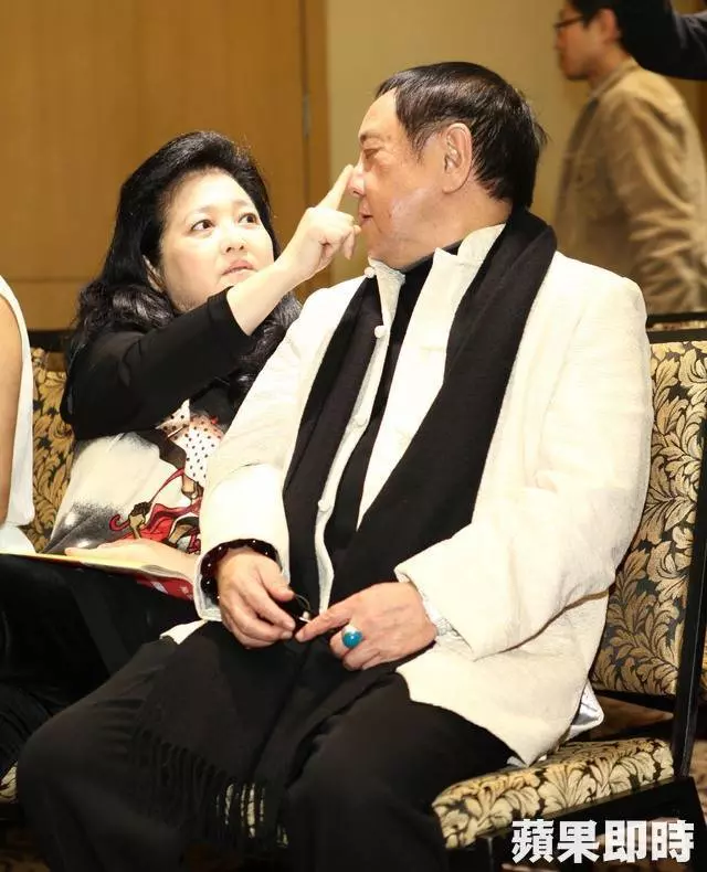「很對不起,35年前沒讓妳穿這麼漂亮」馬如龍遲來的求婚 讓當了「7個孩子後母」的她淚崩 -