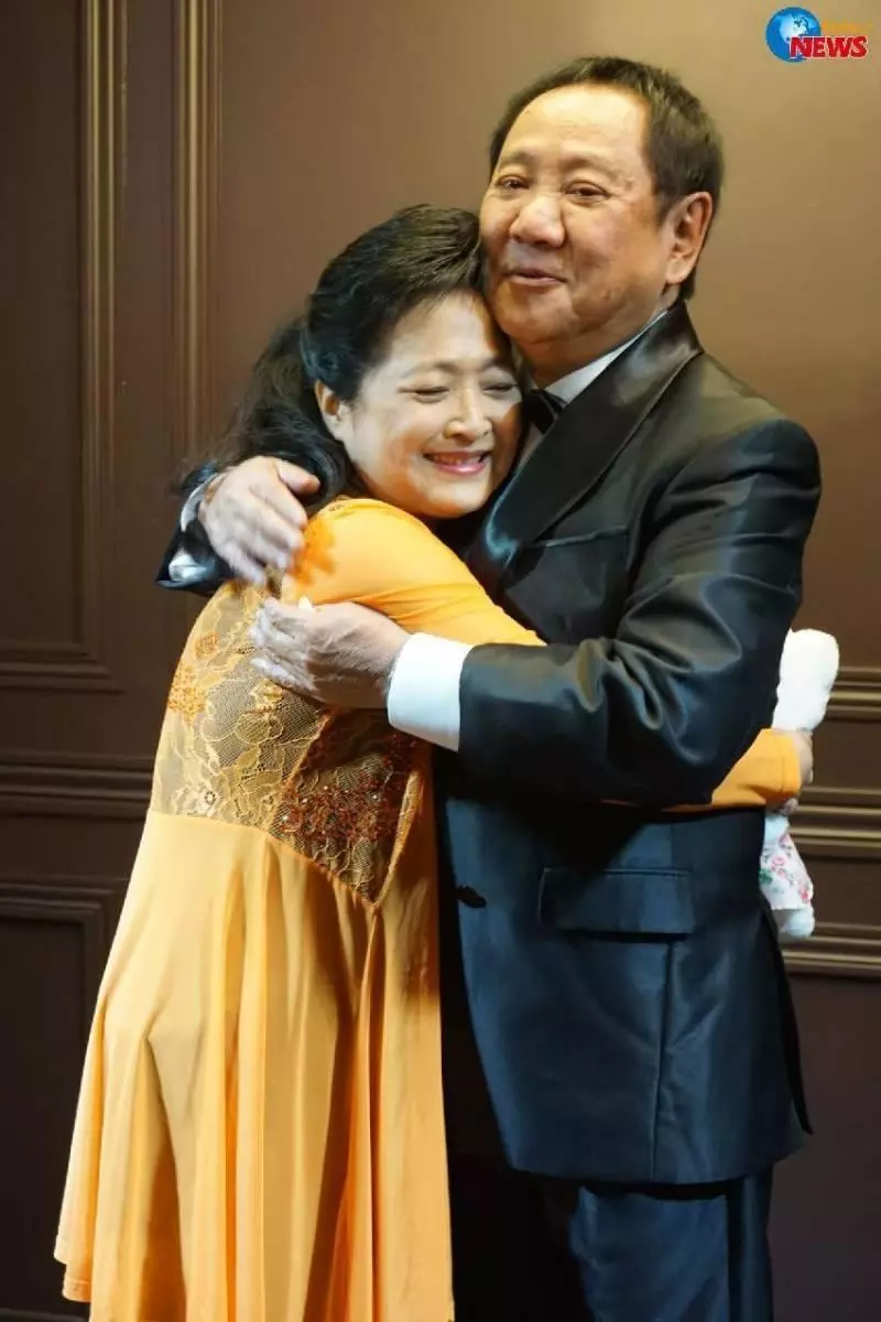 「很對不起,35年前沒讓妳穿這麼漂亮」馬如龍遲來的求婚 讓當了「7個孩子後母」的她淚崩 -