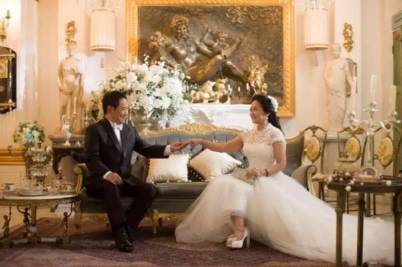 「很對不起,35年前沒讓妳穿這麼漂亮」馬如龍遲來的求婚 讓當了「7個孩子後母」的她淚崩 -