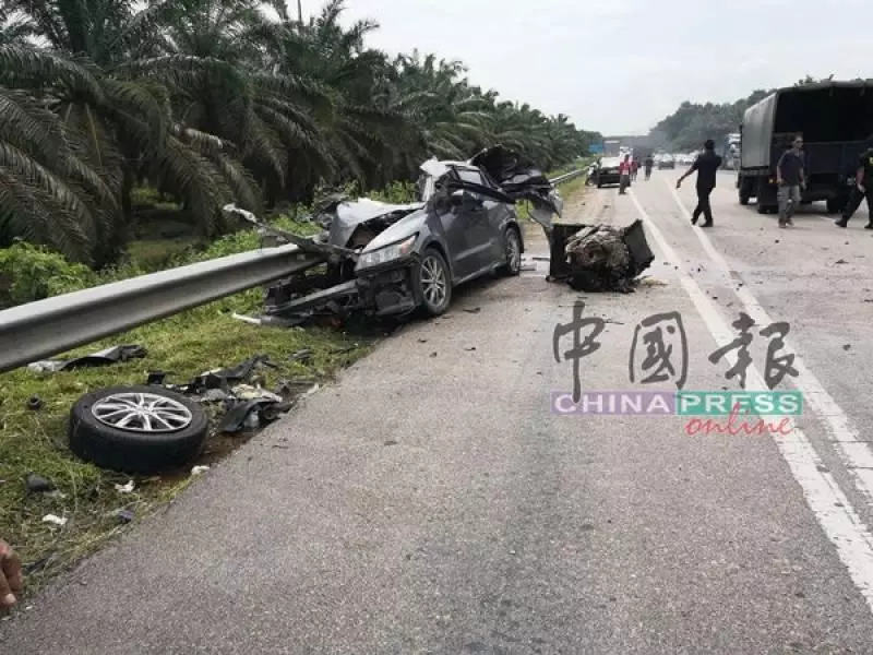 轎車與拖格迎面撞 一家五口 奪走4命