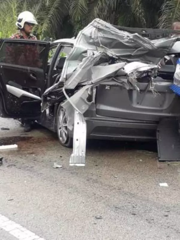 轎車與拖格迎面撞 一家五口 奪走4命