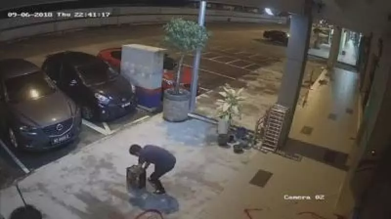 朝店面潑漆 朝車潑硫酸 男子尋仇全程被拍下