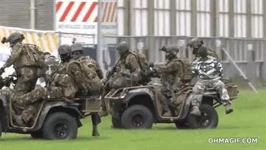19張大兵們搞笑耍笨的有趣圖片