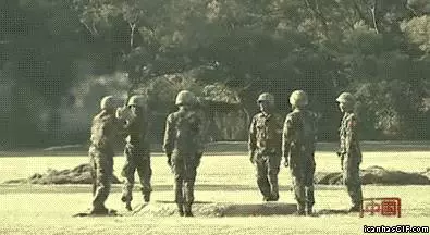 19張大兵們搞笑耍笨的有趣圖片