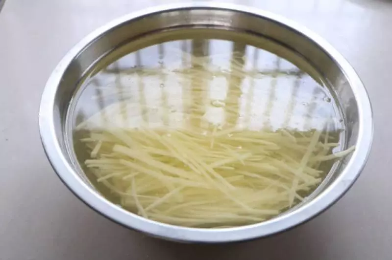 土豆絲新吃法,不用炒不用拌,換個新吃法,出鍋吃到撐,太好吃了